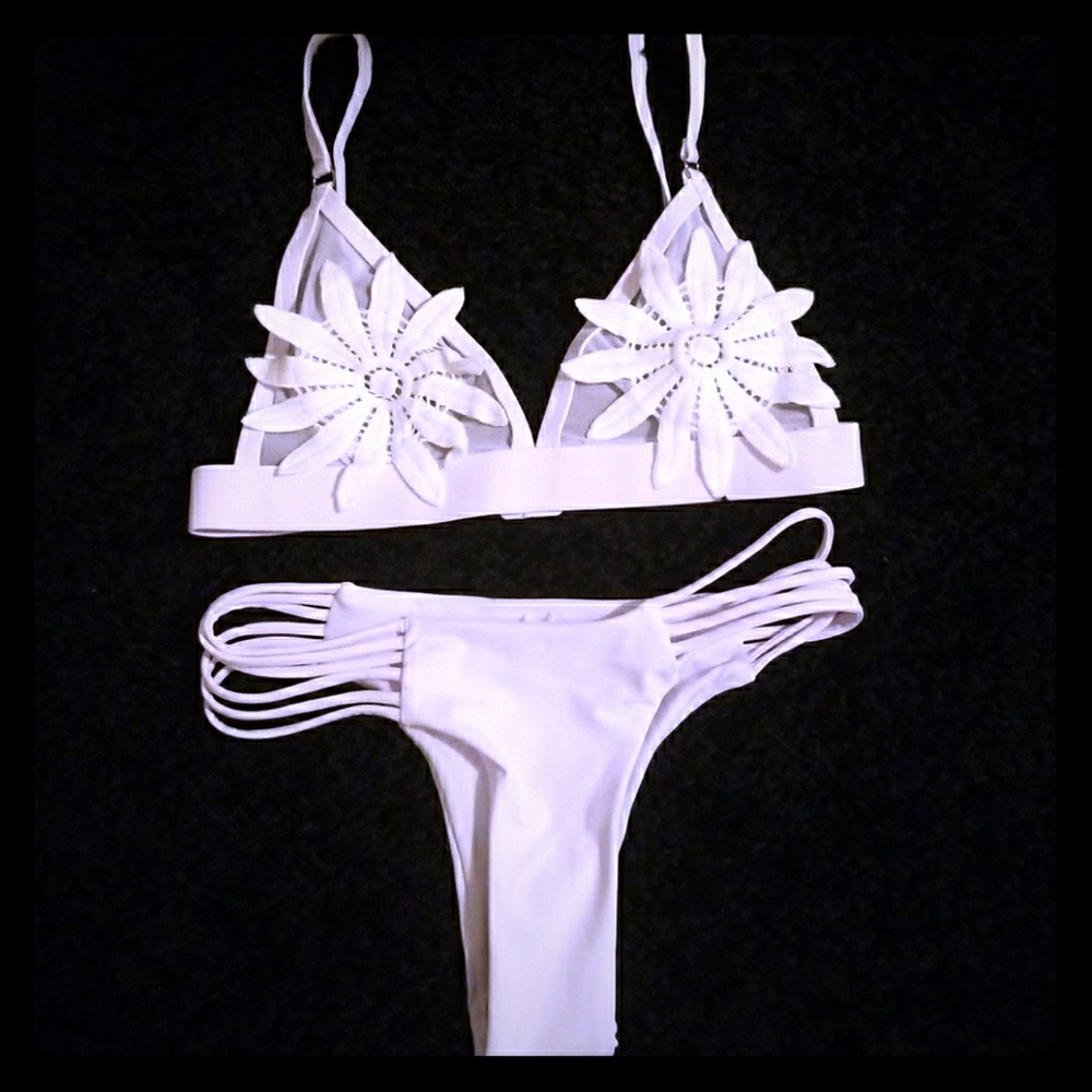 White cheeky bikini